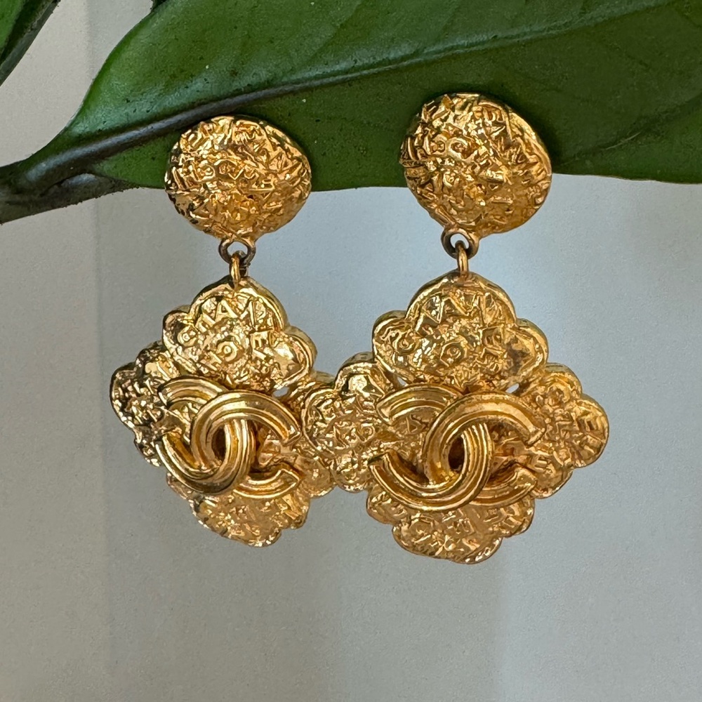 Vintage Chanel CC Logo Earrings - Gold Tone Clip-on